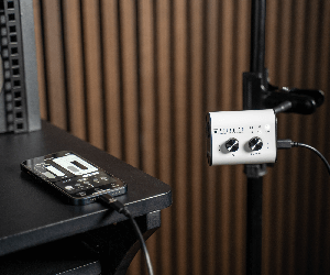Blackstar Polar Go audio interface mounted on mic stand